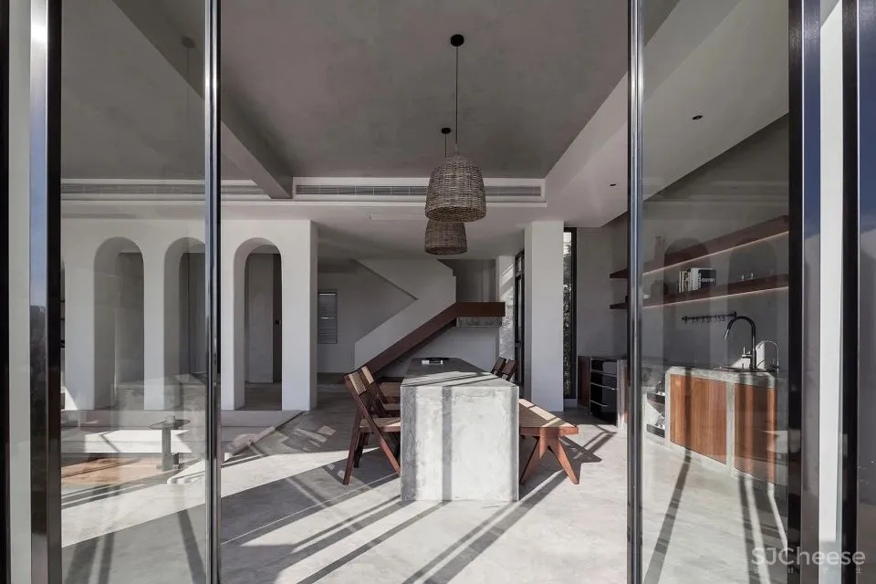 极简白 水泥灰 海边的一处素雅民宿