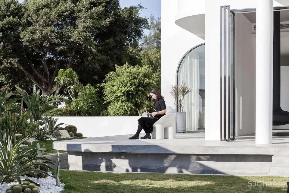 极简白 水泥灰 海边的一处素雅民宿