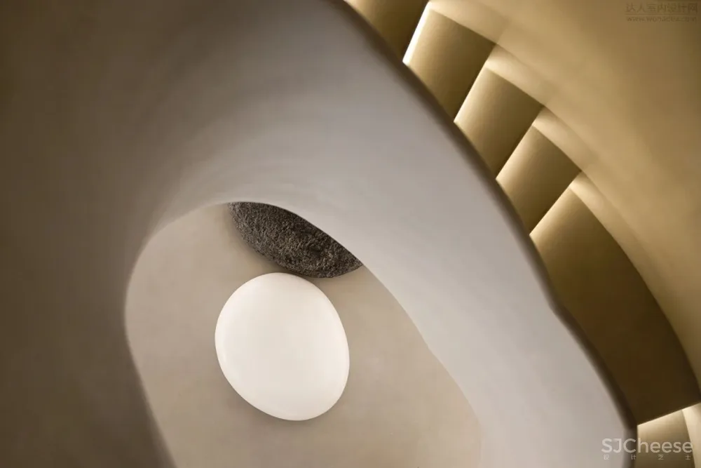 行迹的探索丨唐忠汉新作