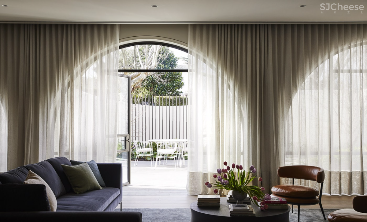 从外面看就是个别墅，其实是2个大平层，简约设计也有豪宅范!