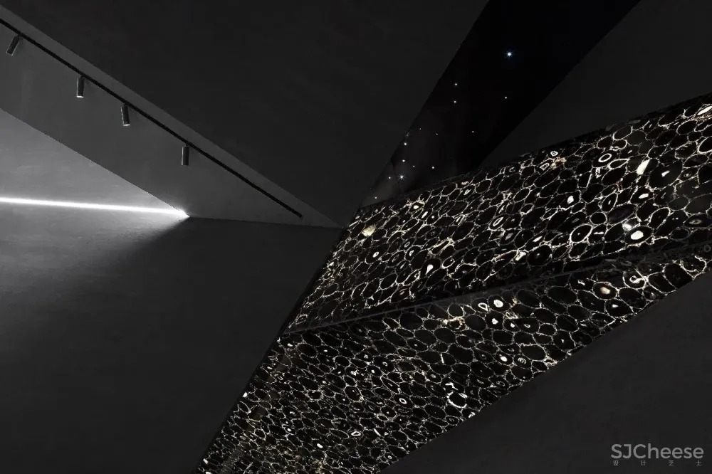 矩阵纵横新作丨一座沒有劇本的石頭城，蘇寧世茂璀璨雲著