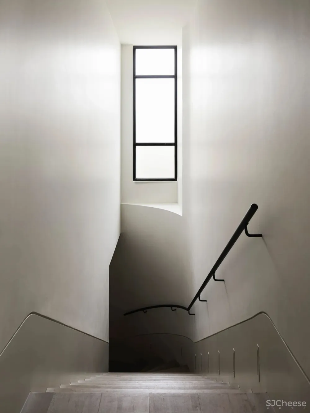 从外面看就是个别墅，其实是2个大平层，简约设计也有豪宅范!