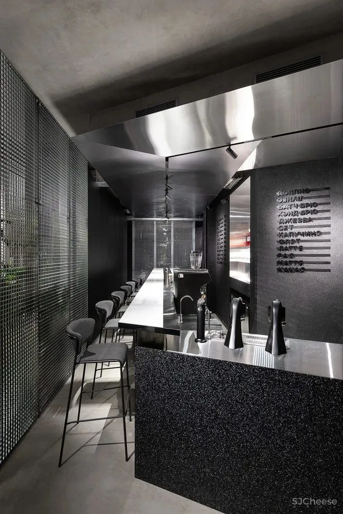 “暗黑风”咖啡厅,不锈钢创造迷离效果