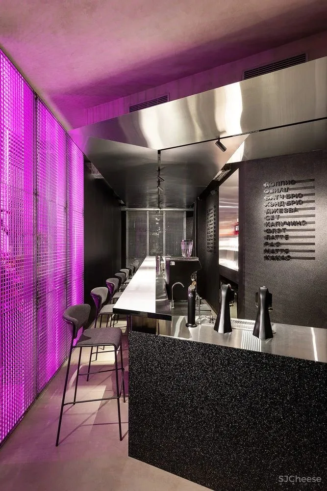 “暗黑风”咖啡厅,不锈钢创造迷离效果