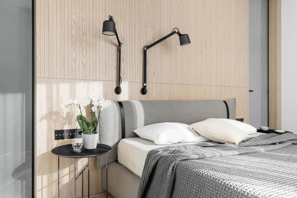 简约风的两室一厅,卧室用木饰面做背景太有范了!