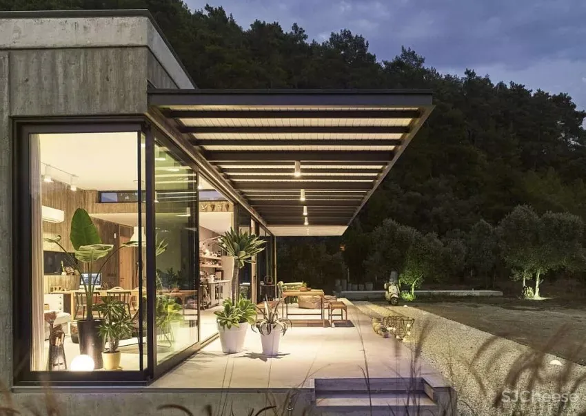 玻璃墙捕捉绿意光景!极简混凝系别墅