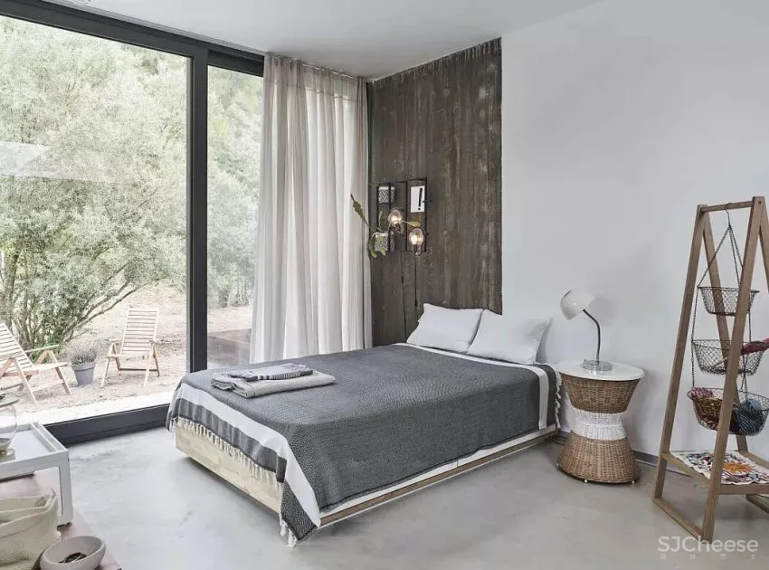 玻璃墙捕捉绿意光景!极简混凝系别墅