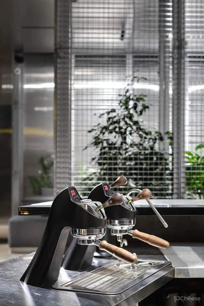 “暗黑风”咖啡厅,不锈钢创造迷离效果