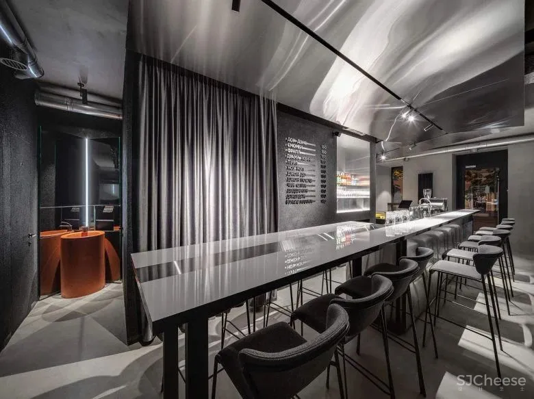 “暗黑风”咖啡厅,不锈钢创造迷离效果