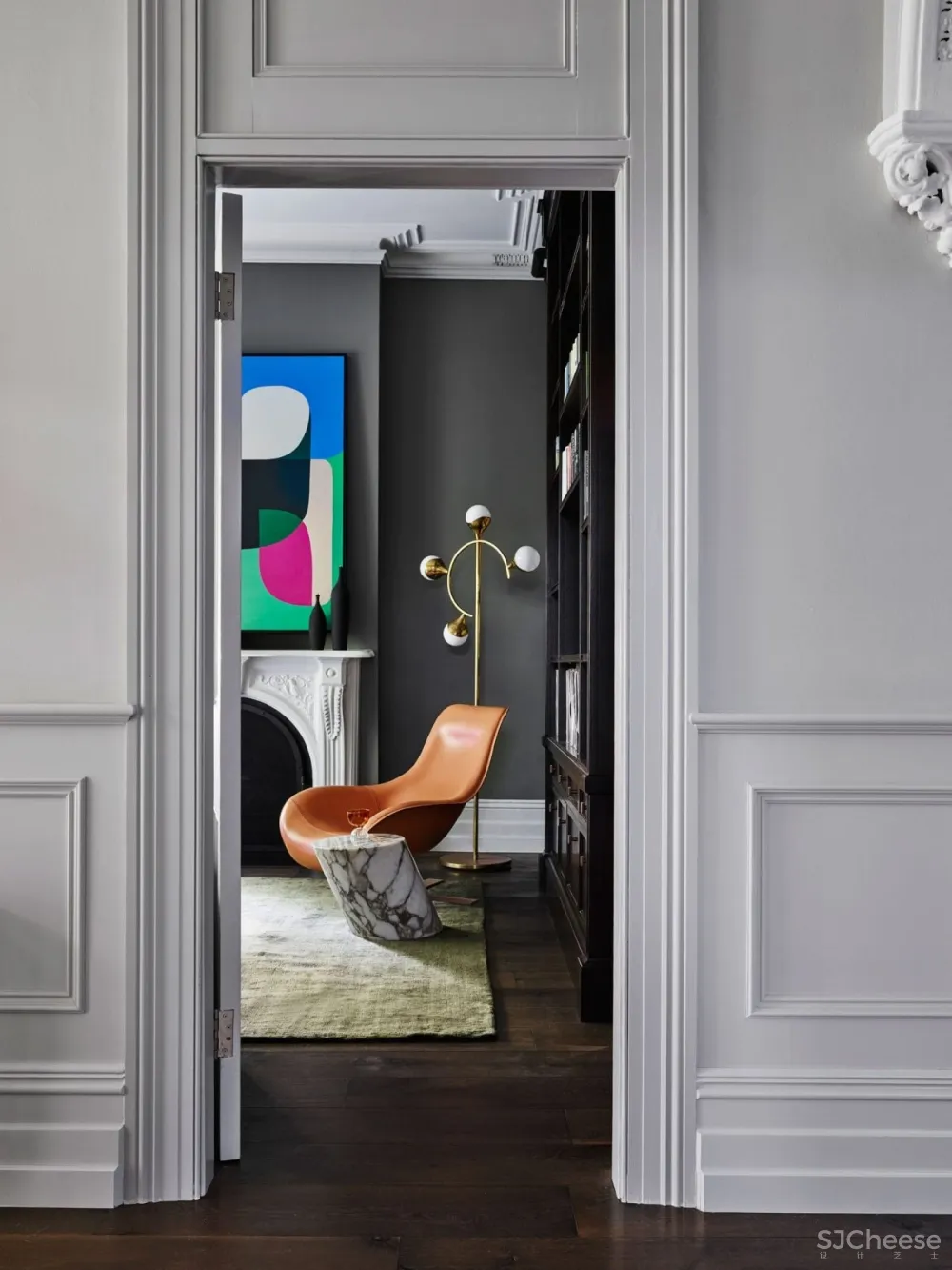 现代和传统元素通过色彩、壁画、纹理和材料的混合创造了从一个房间到另一个房间的视觉旅程