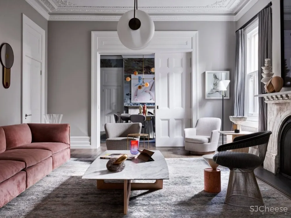 现代和传统元素通过色彩、壁画、纹理和材料的混合创造了从一个房间到另一个房间的视觉旅程