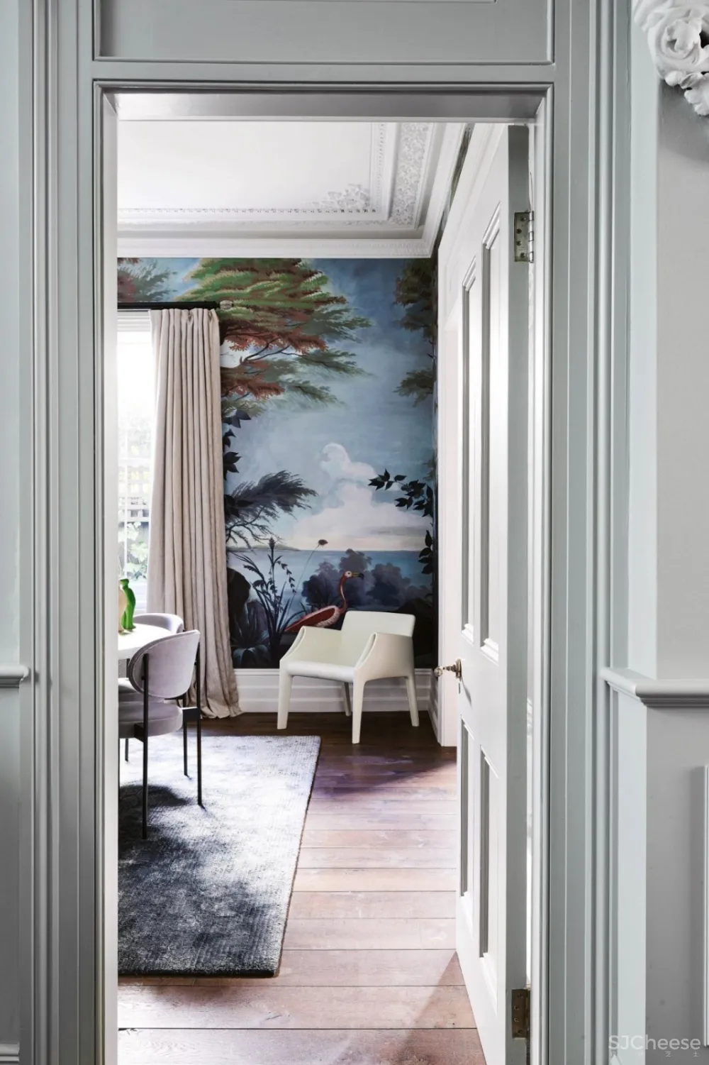 现代和传统元素通过色彩、壁画、纹理和材料的混合创造了从一个房间到另一个房间的视觉旅程