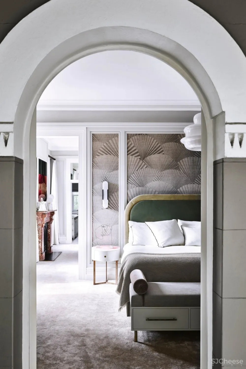 现代和传统元素通过色彩、壁画、纹理和材料的混合创造了从一个房间到另一个房间的视觉旅程