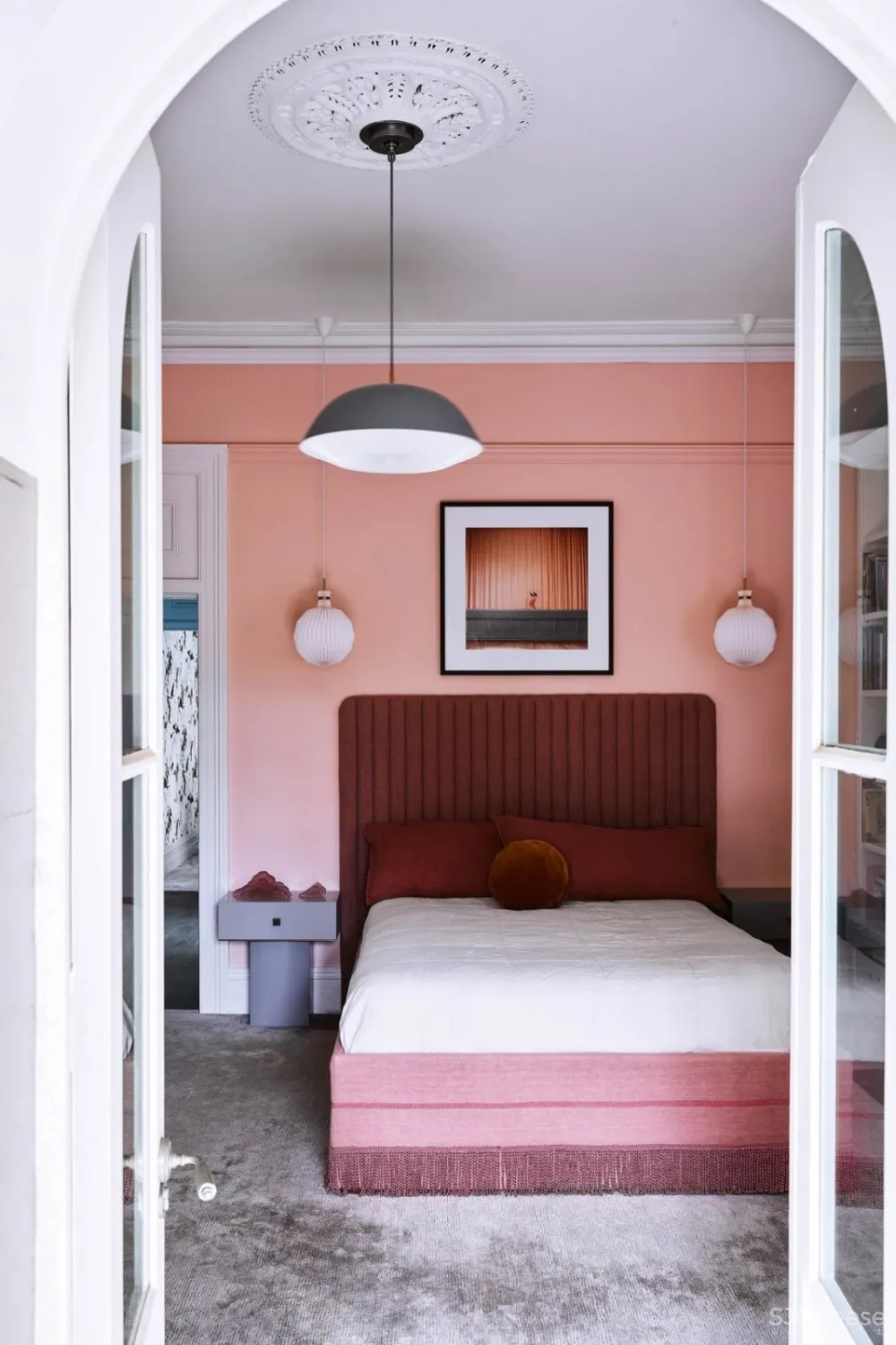 现代和传统元素通过色彩、壁画、纹理和材料的混合创造了从一个房间到另一个房间的视觉旅程