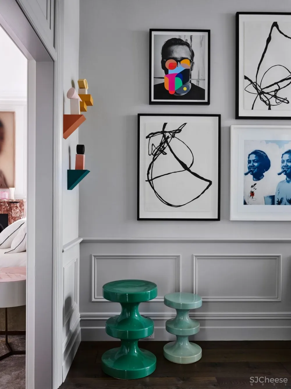 现代和传统元素通过色彩、壁画、纹理和材料的混合创造了从一个房间到另一个房间的视觉旅程