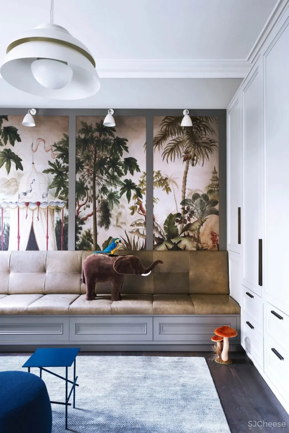 现代和传统元素通过色彩、壁画、纹理和材料的混合创造了从一个房间到另一个房间的视觉旅程