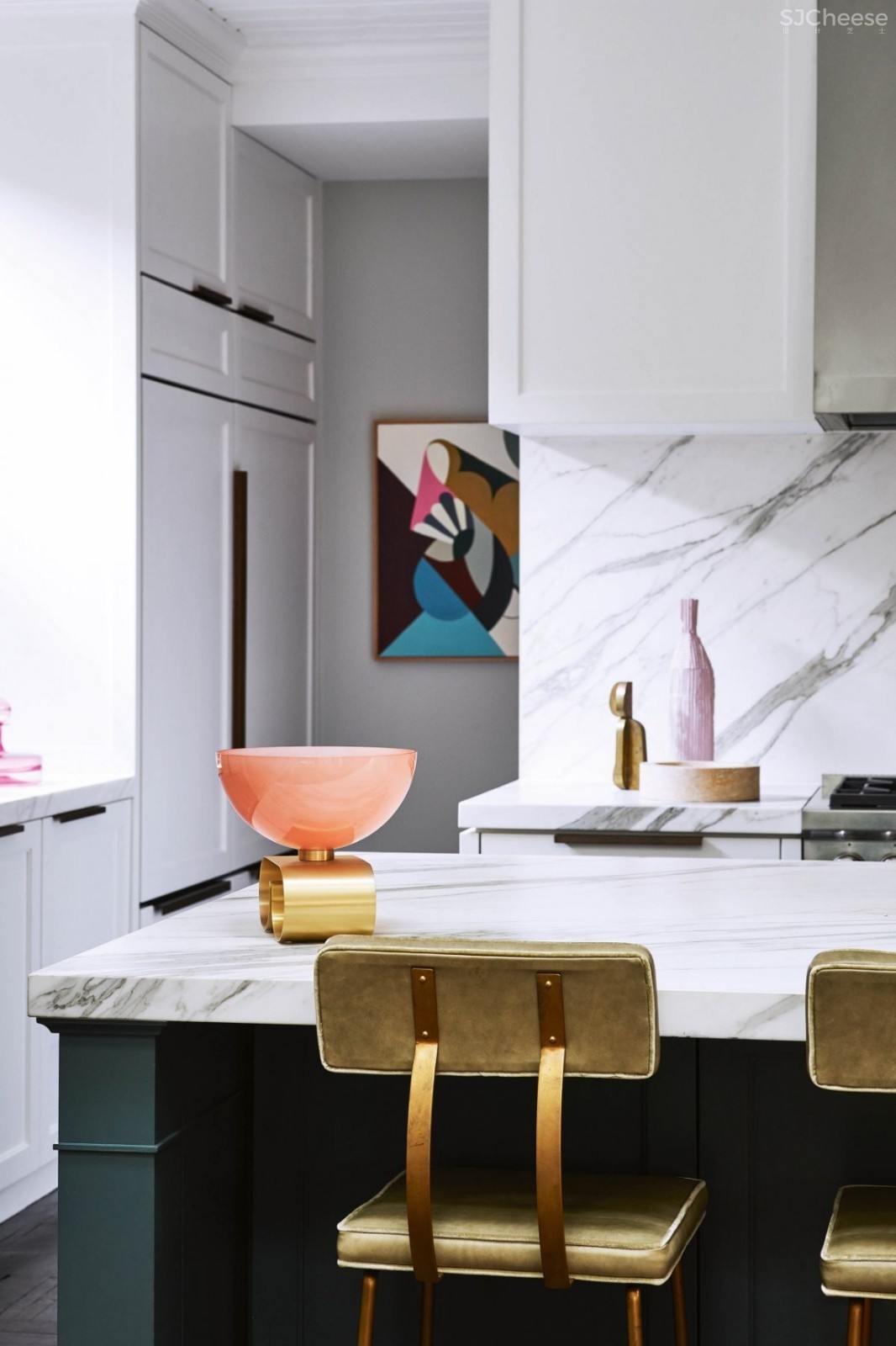 现代和传统元素通过色彩、壁画、纹理和材料的混合创造了从一个房间到另一个房间的视觉旅程