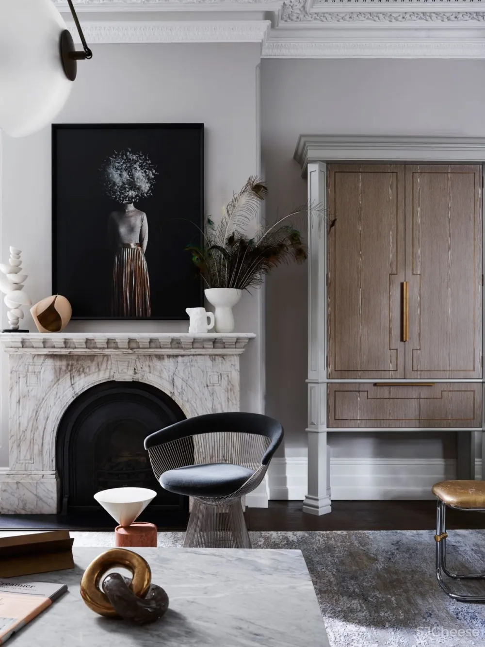 现代和传统元素通过色彩、壁画、纹理和材料的混合创造了从一个房间到另一个房间的视觉旅程