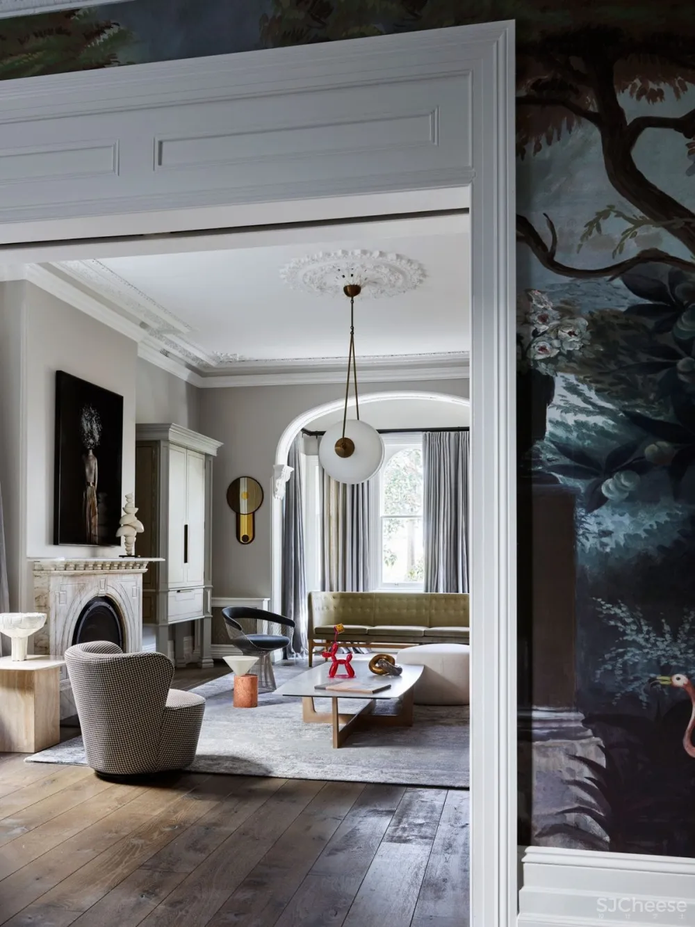 现代和传统元素通过色彩、壁画、纹理和材料的混合创造了从一个房间到另一个房间的视觉旅程