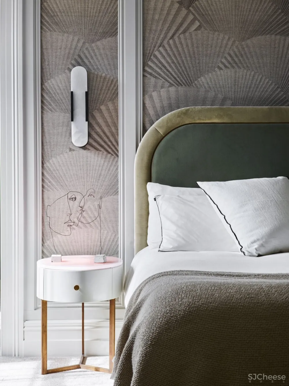 现代和传统元素通过色彩、壁画、纹理和材料的混合创造了从一个房间到另一个房间的视觉旅程