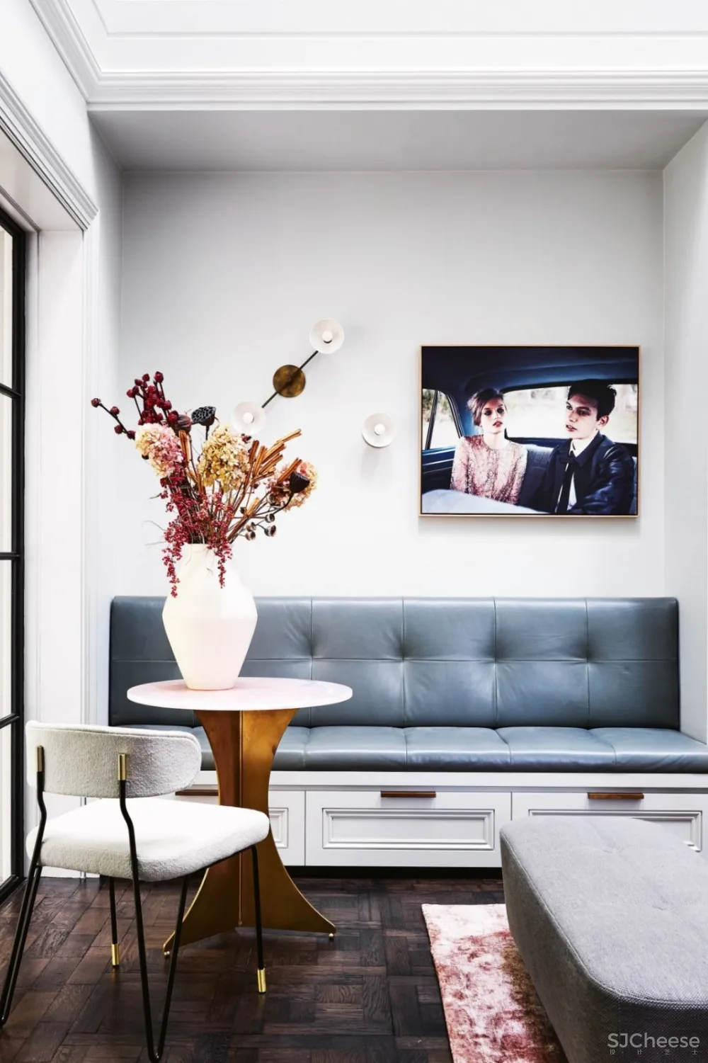 现代和传统元素通过色彩、壁画、纹理和材料的混合创造了从一个房间到另一个房间的视觉旅程