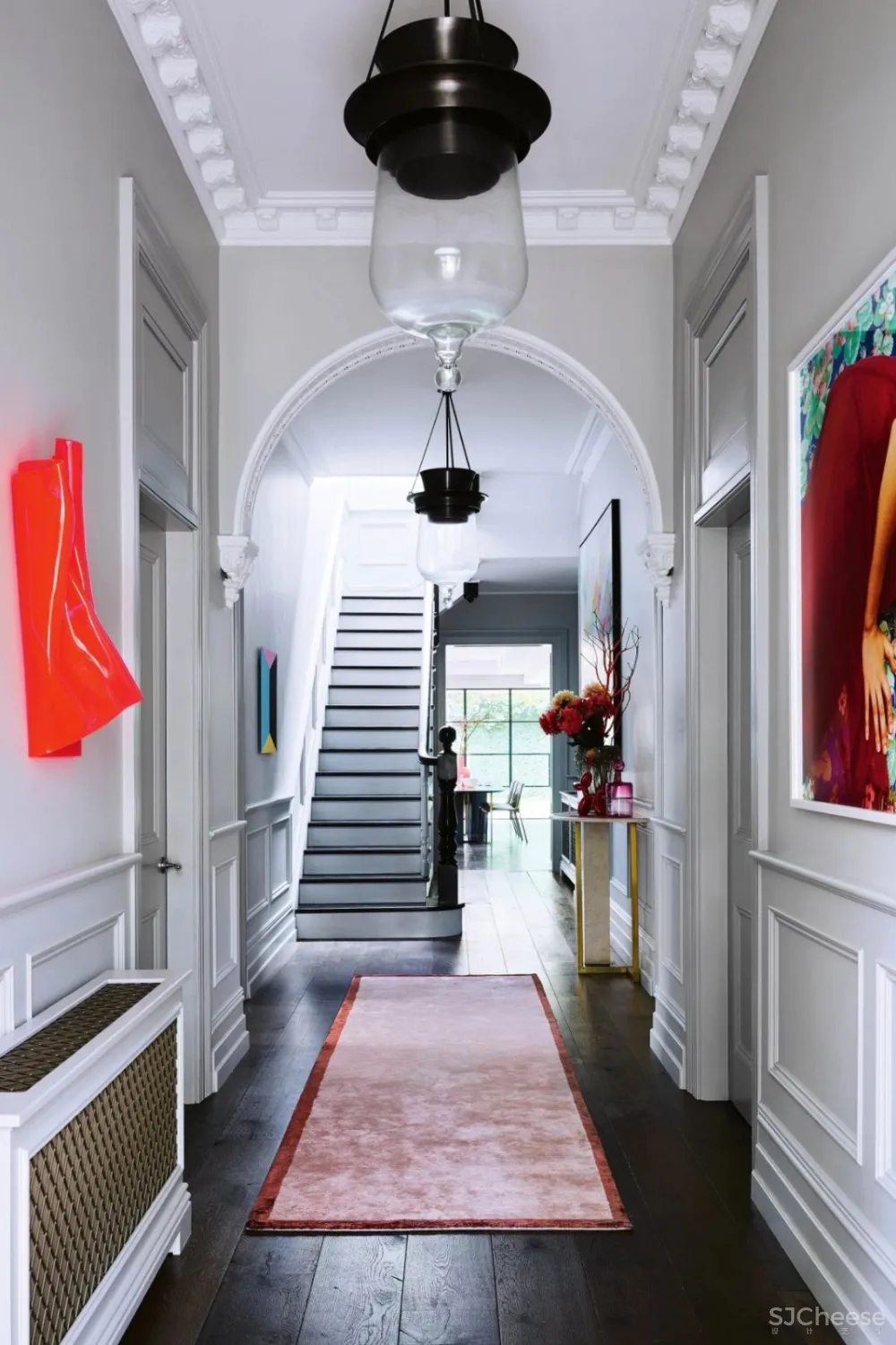 现代和传统元素通过色彩、壁画、纹理和材料的混合创造了从一个房间到另一个房间的视觉旅程