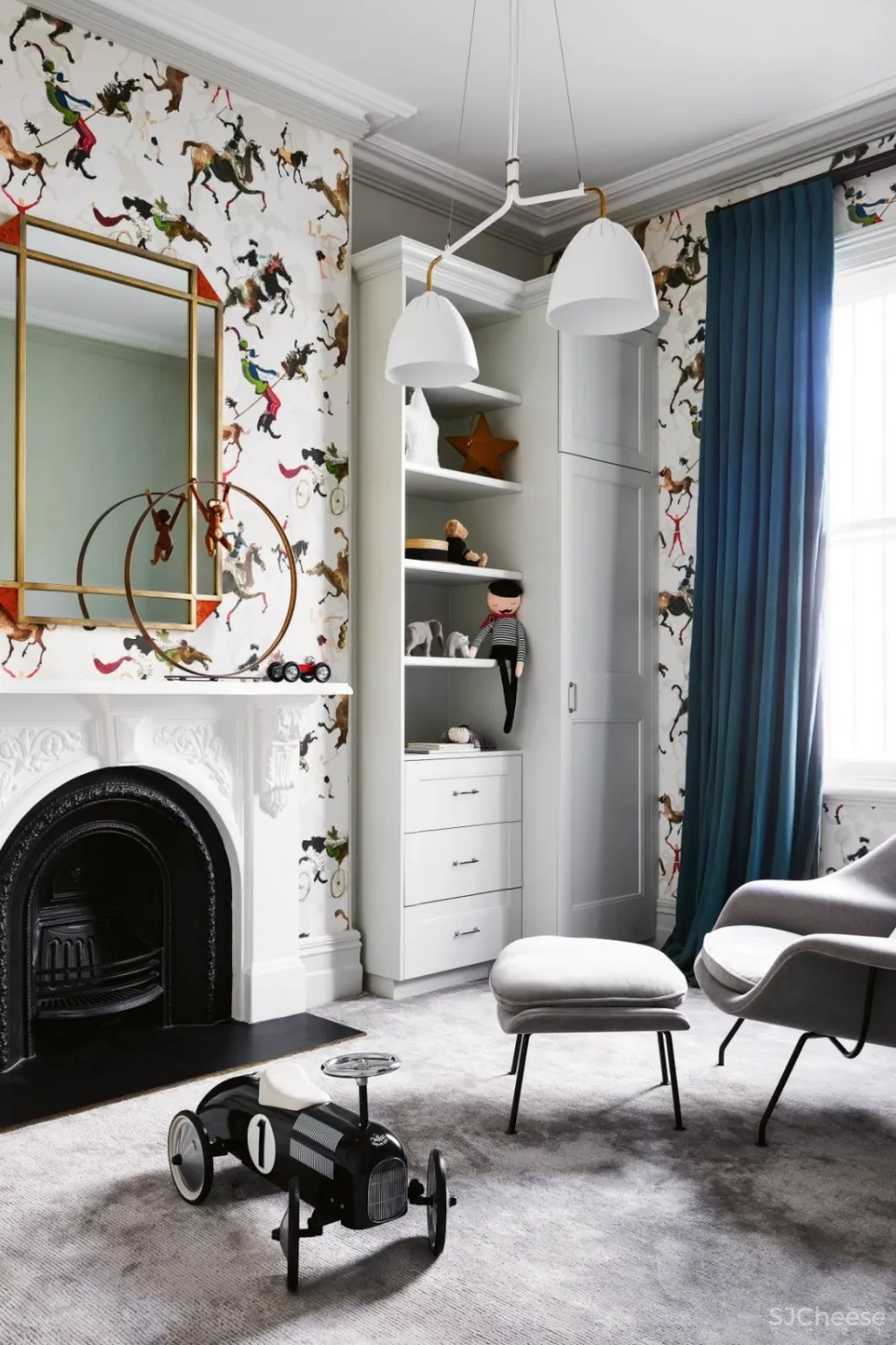 现代和传统元素通过色彩、壁画、纹理和材料的混合创造了从一个房间到另一个房间的视觉旅程