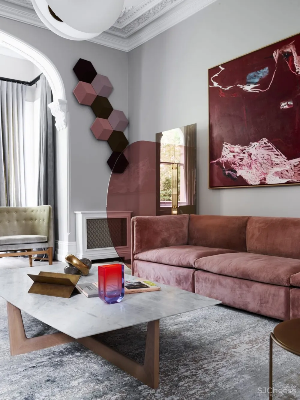 现代和传统元素通过色彩、壁画、纹理和材料的混合创造了从一个房间到另一个房间的视觉旅程