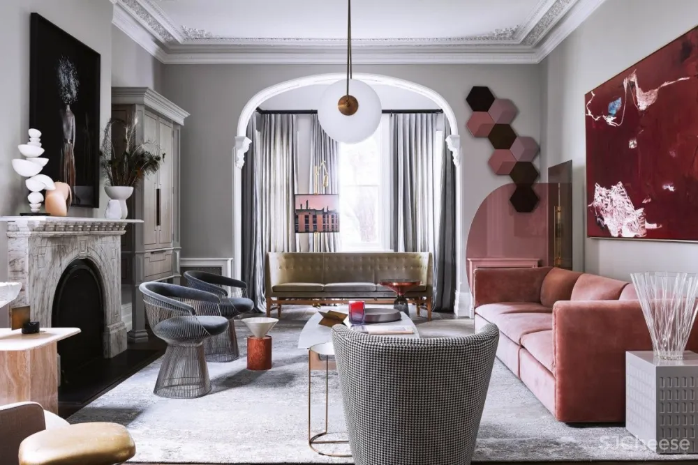 现代和传统元素通过色彩、壁画、纹理和材料的混合创造了从一个房间到另一个房间的视觉旅程