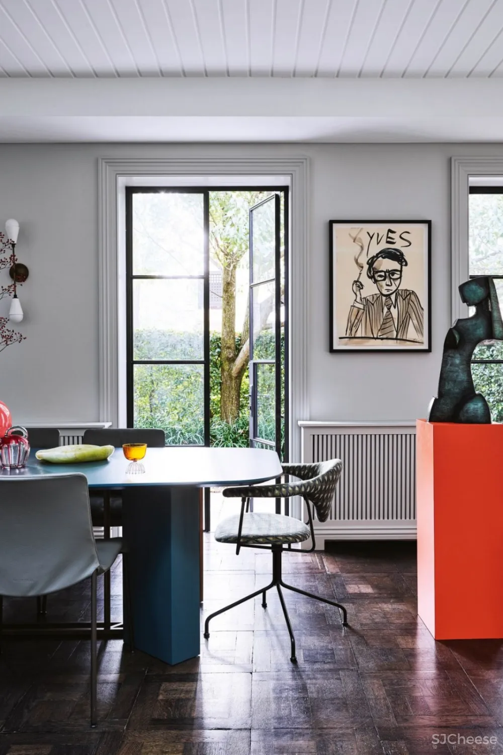 现代和传统元素通过色彩、壁画、纹理和材料的混合创造了从一个房间到另一个房间的视觉旅程