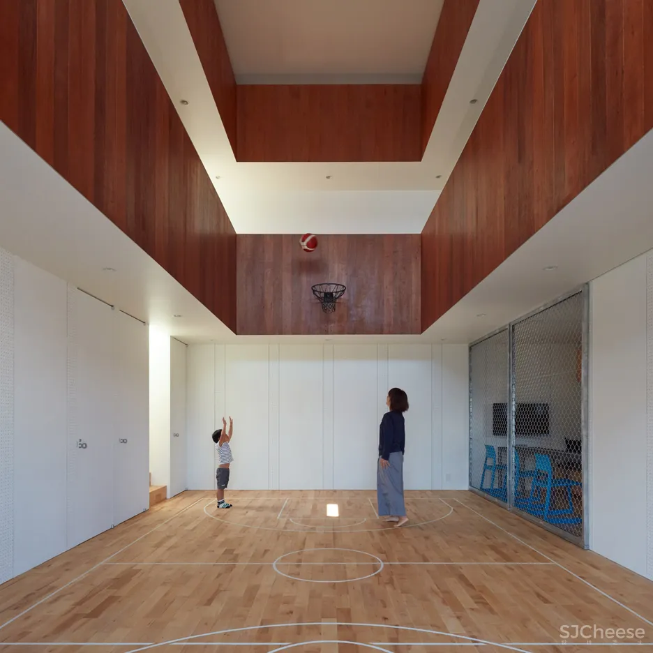 Koizumi Sekkei designs house in Japan with basketball court at its centre