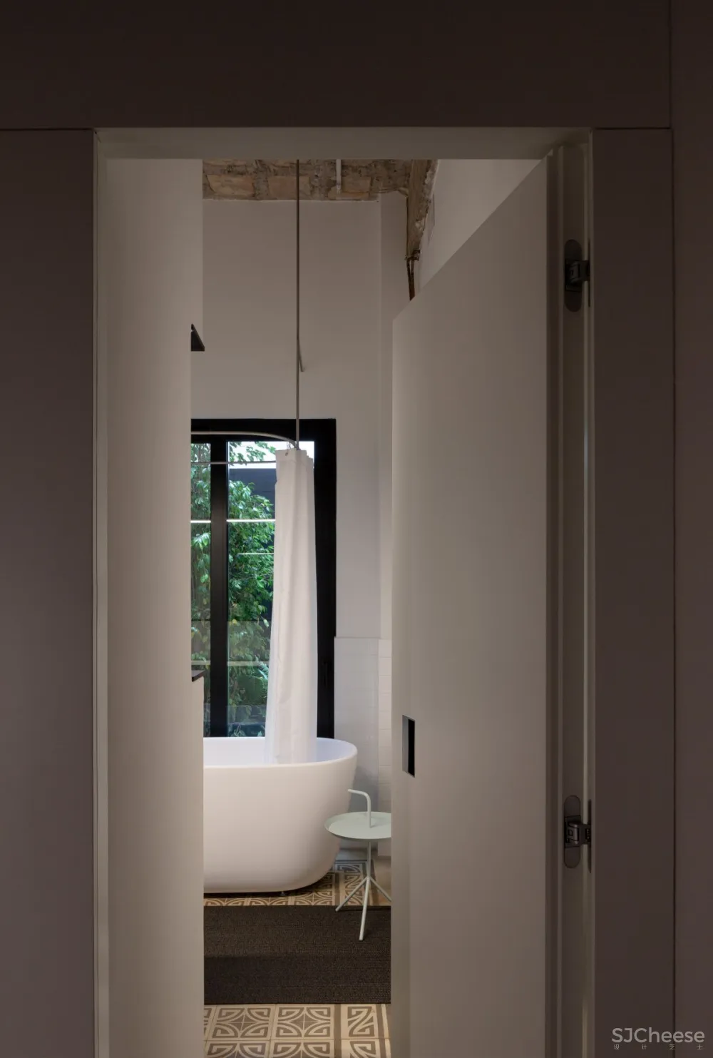 Francesc Rifé | R Apartment , 保留空间的原始本质