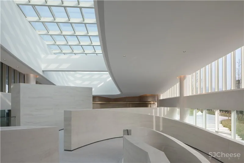 品辰设计 | 探索设计与光影共生的艺术空间 x 绿地艺展中心