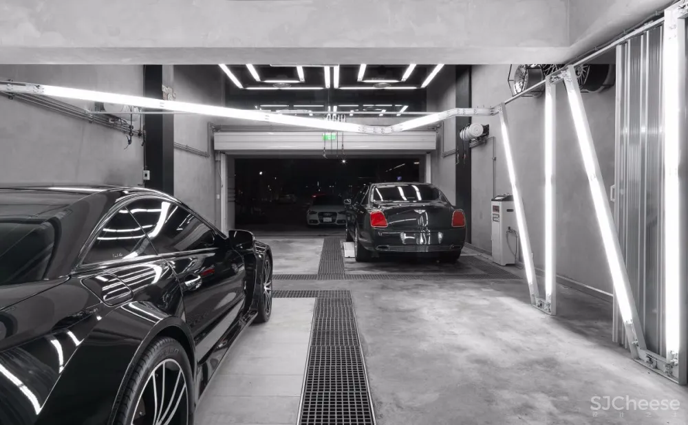 后现代 X 工业风=科幻质感汽修店