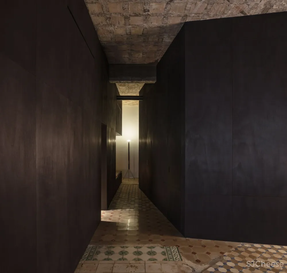 Francesc Rifé | R Apartment , 保留空间的原始本质