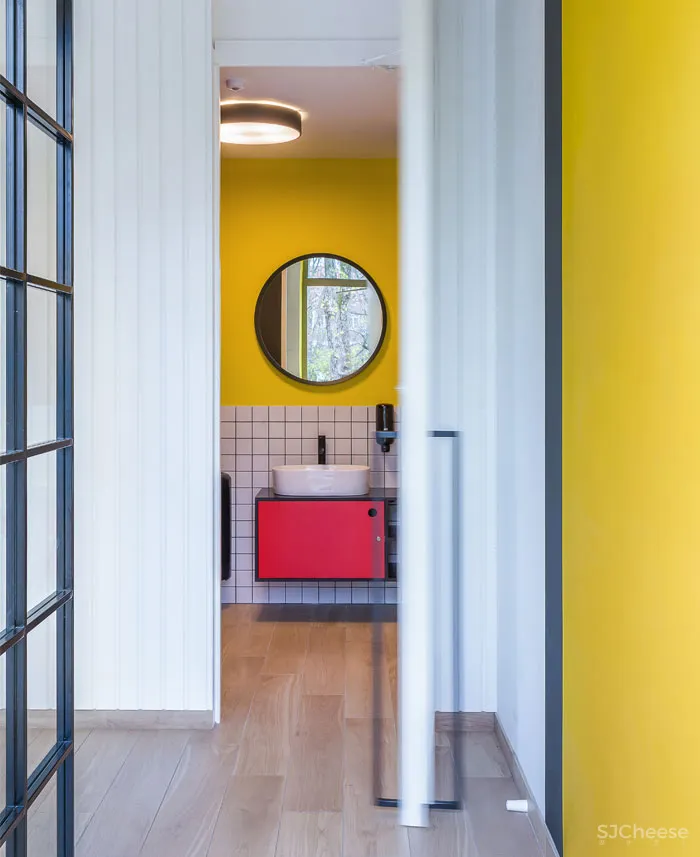 风格派(De Stijl)的LOLA咖啡馆空间设计 AIAI architects