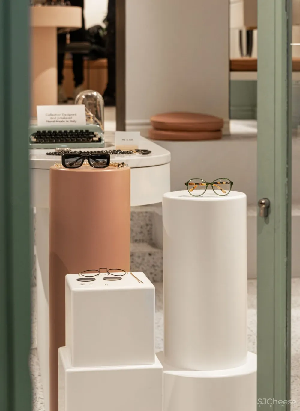 这家眼镜店告诉你,怎么把门做成橱窗 Urban Soul Project