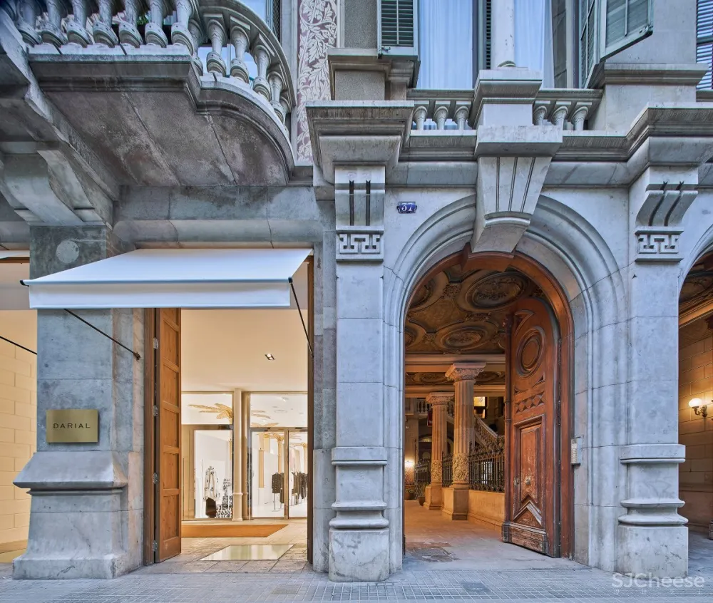 Djaba Diassamidze | Darial概念店 , 现代华丽的混泥土设计