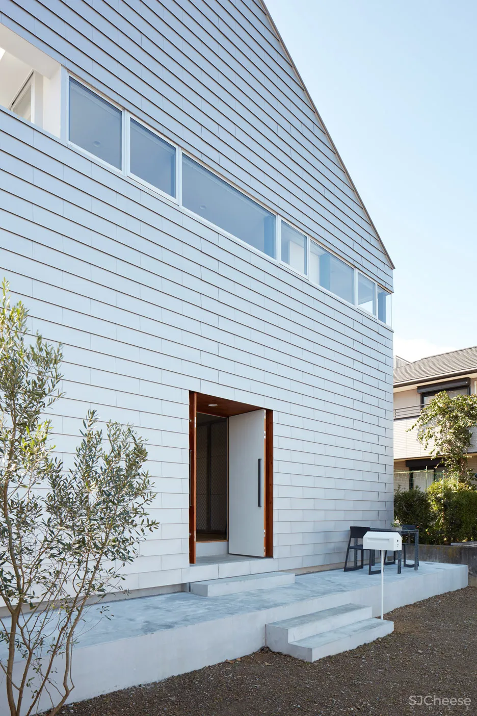 Koizumi Sekkei designs house in Japan with basketball court at its centre