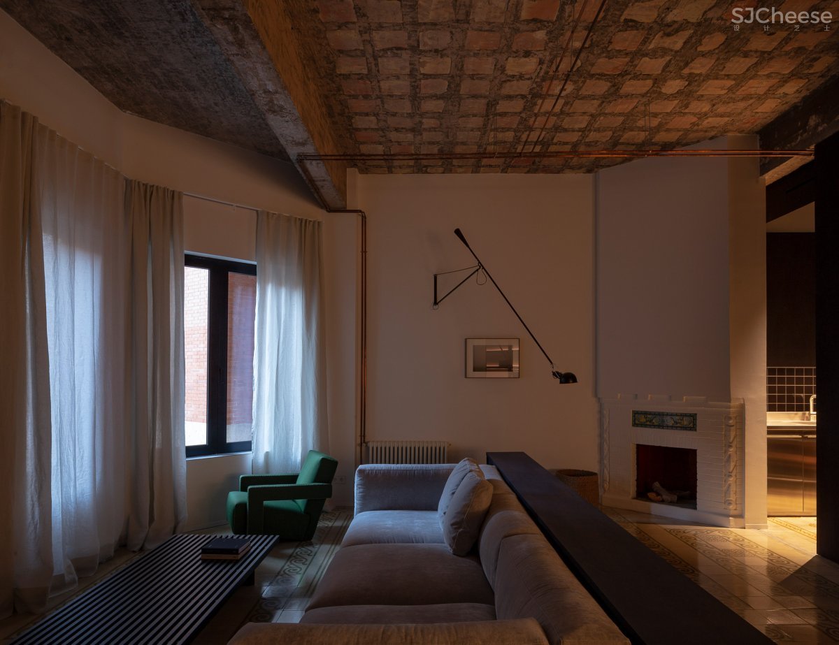 Francesc Rifé | R Apartment , 保留空间的原始本质