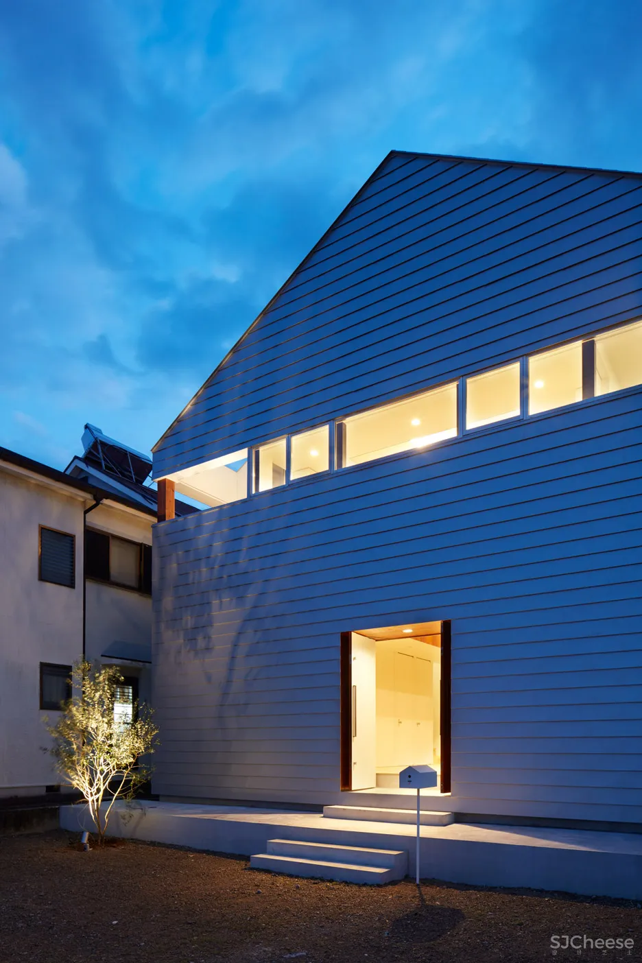 Koizumi Sekkei designs house in Japan with basketball court at its centre