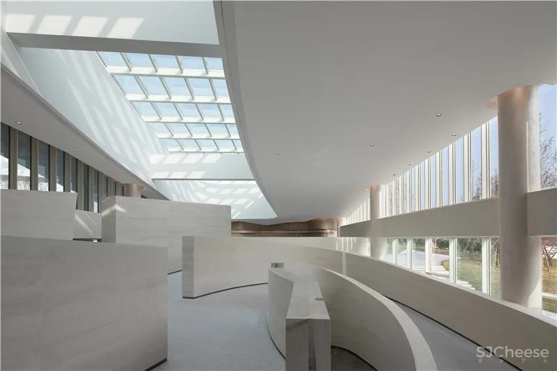 品辰设计 | 探索设计与光影共生的艺术空间 x 绿地艺展中心