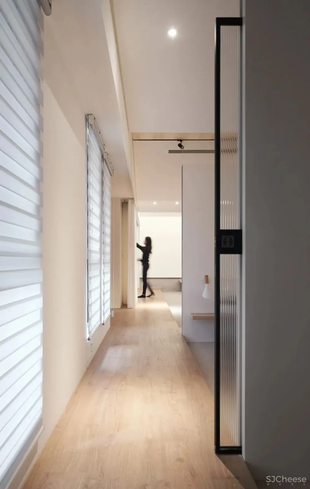 一条木质人行道贯穿公私区域,家还可以这样分 虫点子设计