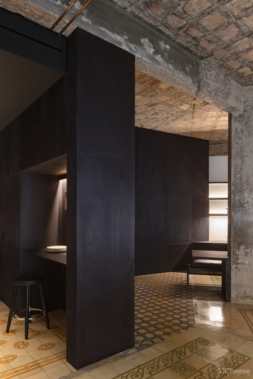 Francesc Rifé | R Apartment , 保留空间的原始本质