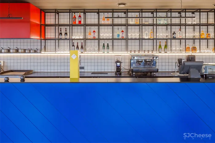 风格派(De Stijl)的LOLA咖啡馆空间设计 AIAI architects