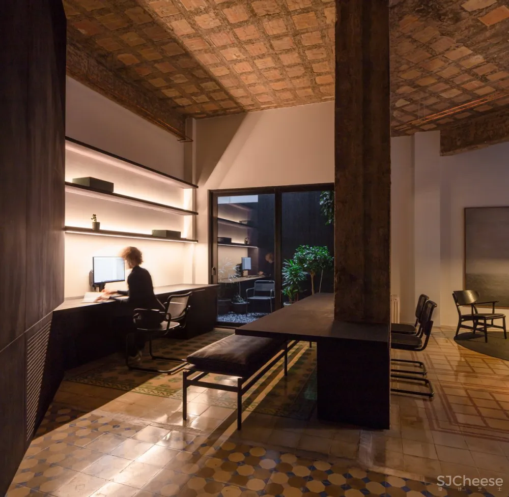 Francesc Rifé | R Apartment , 保留空间的原始本质