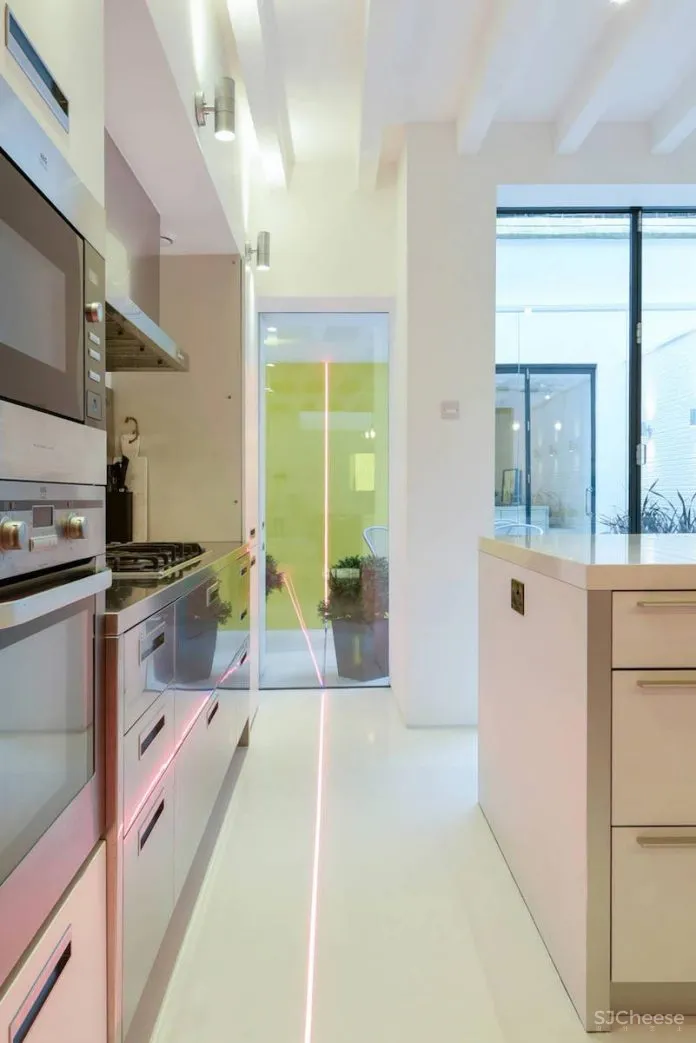 将一家旧轮胎店改造成两个设计精美的小别墅 Hogarth Architects