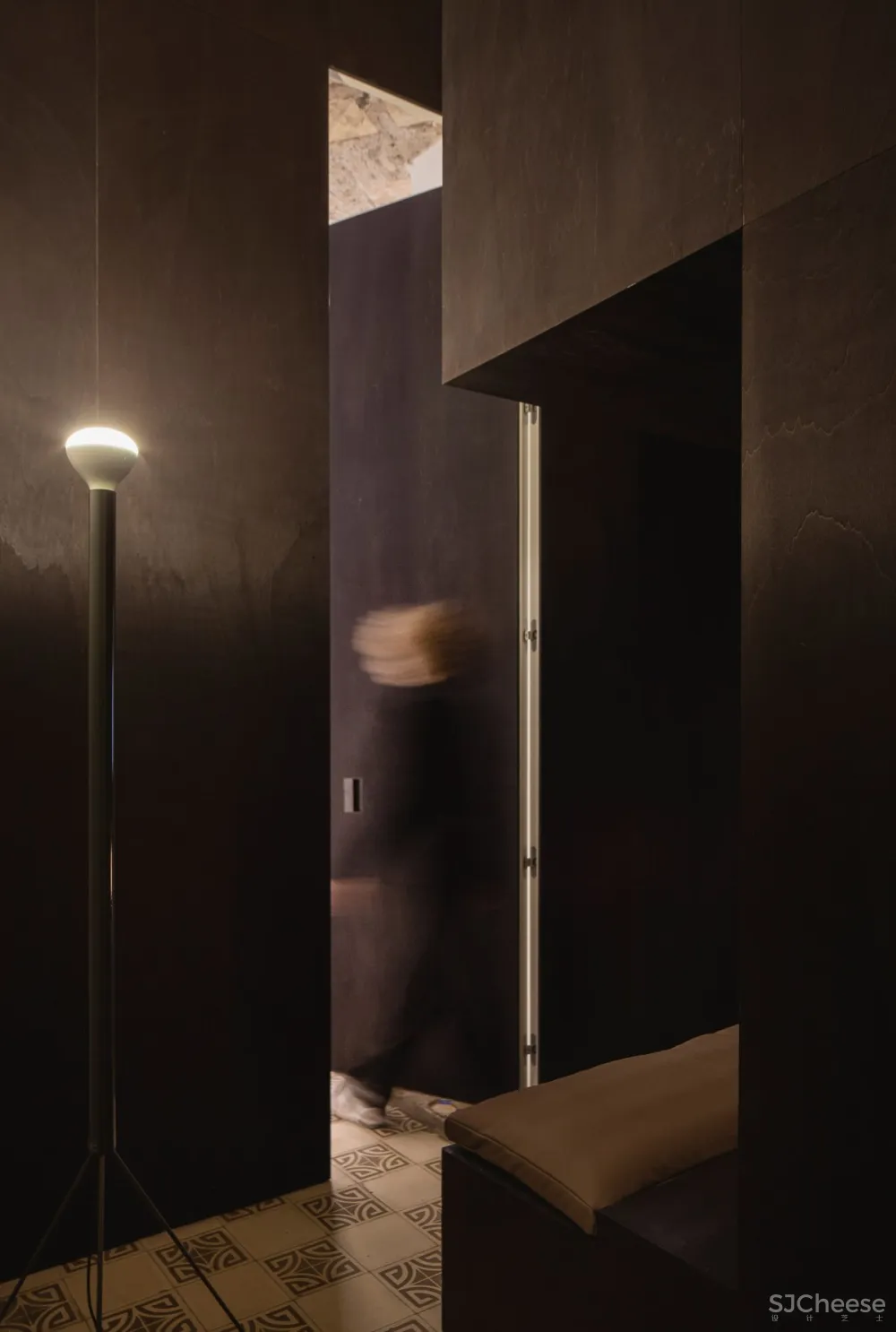 Francesc Rifé | R Apartment , 保留空间的原始本质