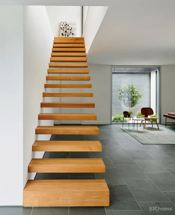 带锌屋顶和大量玻璃幕墙的轻质房屋 Alventosa Morell Arquitectes