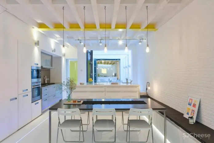 将一家旧轮胎店改造成两个设计精美的小别墅 Hogarth Architects